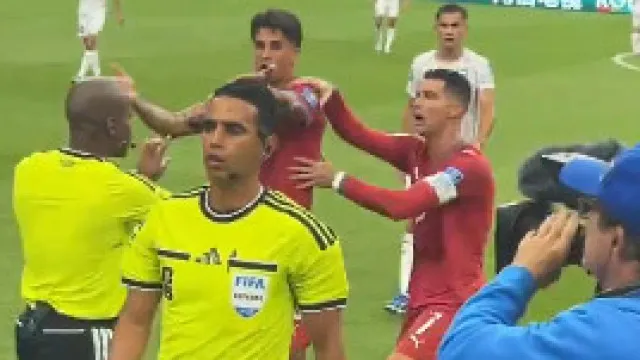 João Cancelo 'passa-se' com árbitro e é agarrado por Cristiano Ronaldo