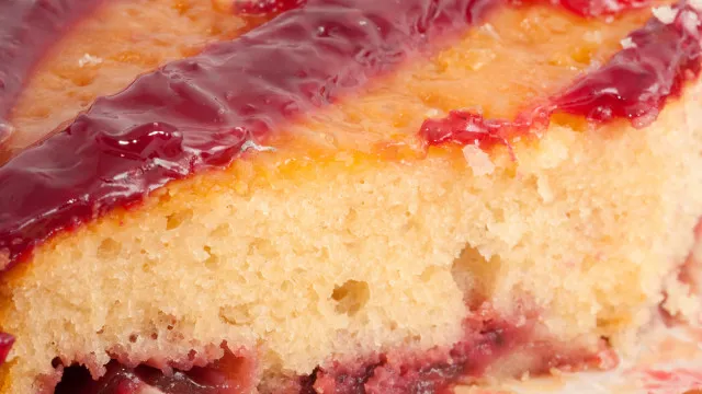 
                    Bolo fofo (sem ovos) para o verão: A receita vegana de limão e framboesa
                