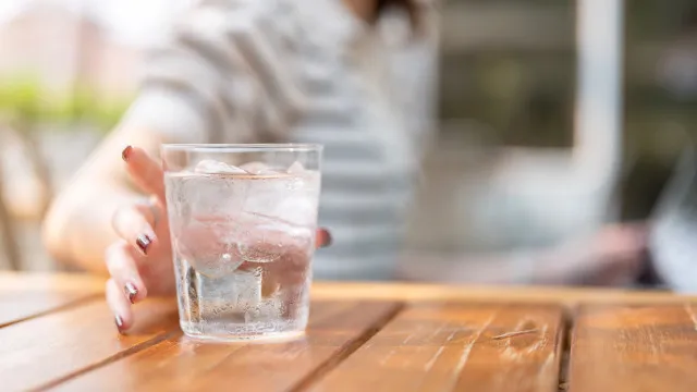 
                    Água fria ou à temperatura ambiente: Afinal, qual é a que hidrata mais?
                