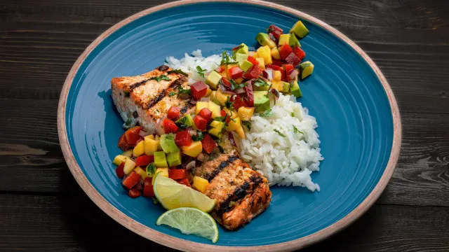 
                    Arroz de salmão e legumes: O jantar aprovado por uma nutricionista
                