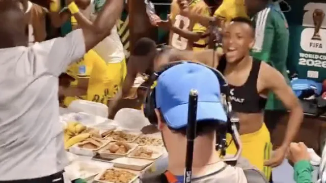 
                    África do Sul faz história no Mundial e desata a 'loucura' no balneário
                