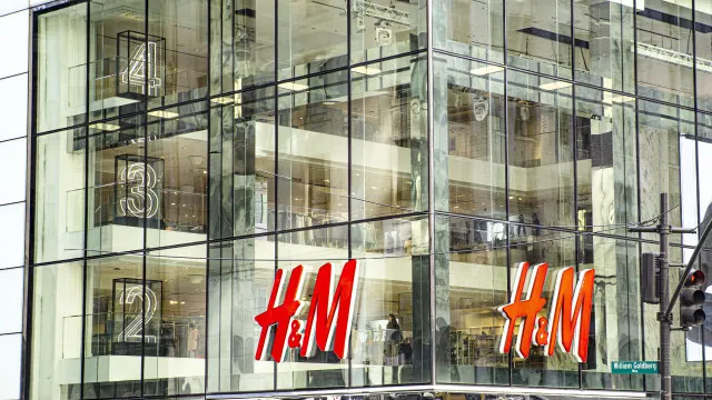 
                    Lucro da H&M sobe 3% no 1.º semestre fiscal, mas vendas recuam 6,8%
                