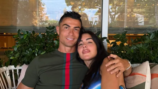 
                    Em pleno Mundial, Cristiano Ronaldo mostra-se ao lado de Georgina
                