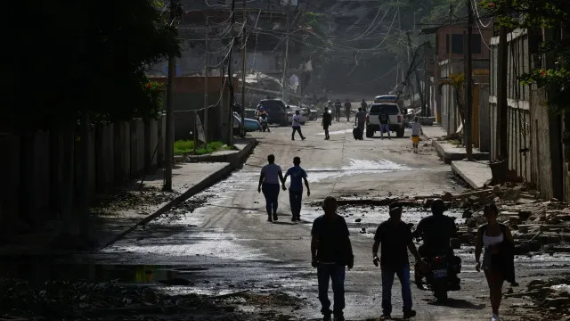 Um mÃªs depois, resignaÃ§Ã£o e esperanÃ§a marcam dias dos luso-venezuelanos