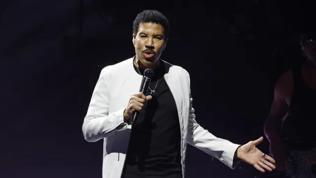 
                    Lionel Richie termina concerto minutos após começo. Cantor sentiu-se mal
                
