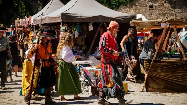 
                    Fim de semana em casa? Há feira medieval em Lisboa, jazz e Festa da Flor
                