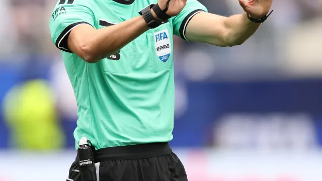 
                    João Pinheiro é o terceiro português a apitar três jogos numa fase final
                