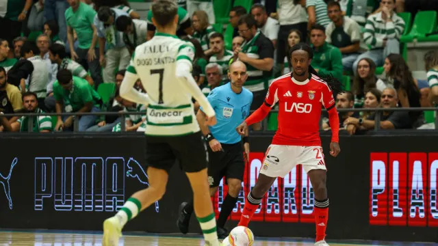
                    Sporting dá a volta no dérbi, amarga Benfica e título decide-se na negra
                