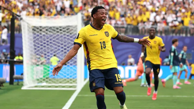 
                    Ex-Sporting brilha e Portugal vê apuramento adiado. Diomande em estreia
                