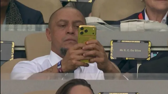 Telemóvel de Roberto Carlos torna-se viral. Quanto custa iPhone de ouro?