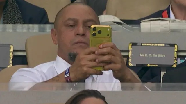 
                    Telemóvel de Roberto Carlos torna-se viral. Quanto custa iPhone de ouro?
                