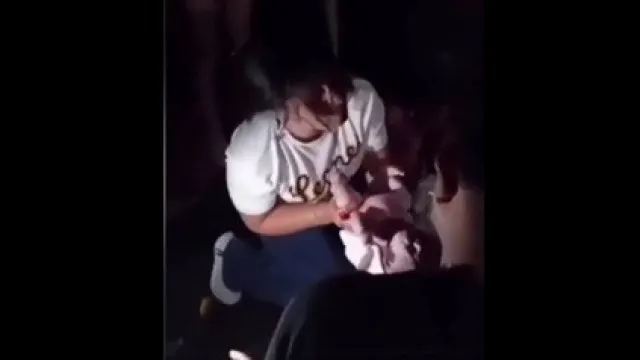 Sem luz, sem médicos e em plena tragédia, mulher dá à luz na Venezuela
