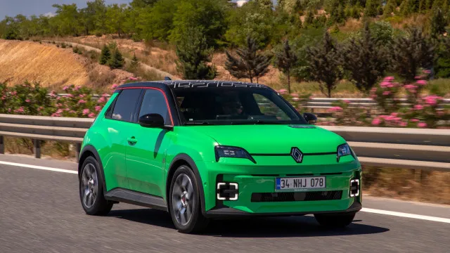 
                    Neoclássicos elétricos da Renault com mais autonomia e potência em 2027
                