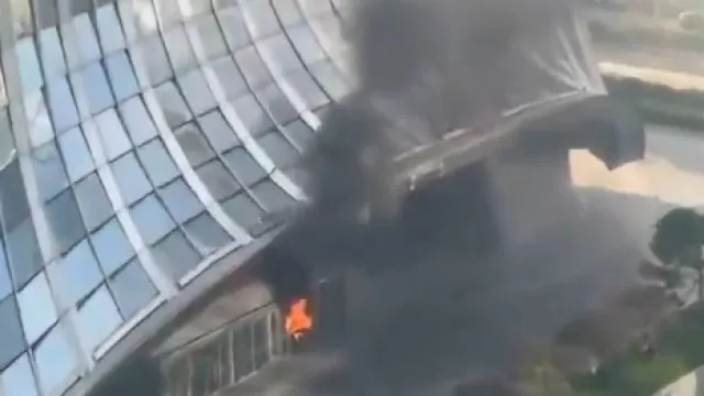 
                    Pequena aeronave colide com maior arranha-céus de Pequim
                