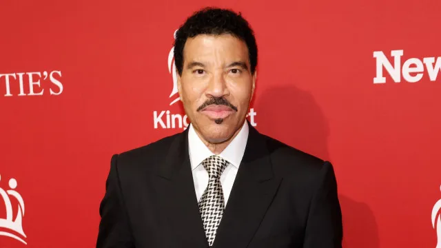 
                    Lionel Richie cancela espetáculos após sentir-se mal durante concerto
                