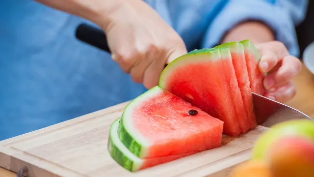 
                    Cubos, triângulos ou bolinhas: 3 formas fáceis de cortar melancia
                