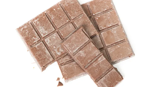 
                    Chocolate ficou com manchas brancas? Eis o motivo e se ainda pode comê-lo
                