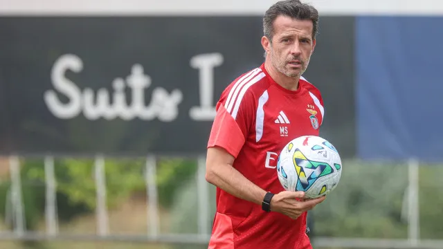 Marco Silva em destaque no treino do Benfica com reforço sob olhar atento