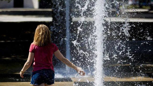 
                    Vaga de calor na Europa mata, sobrecarrega hospitais e anula eventos
                