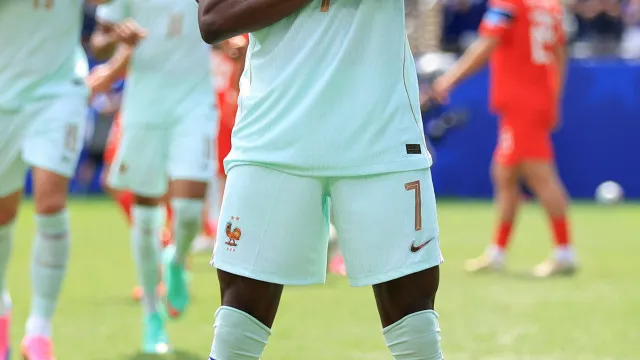 
                    Dembélé 'faz de' Mbappé ante Noruega. Senegal goleia e aguarda apuramento
                