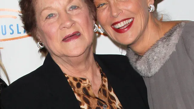 
                    Sharon Stone chora ao falar da morte da mãe. 