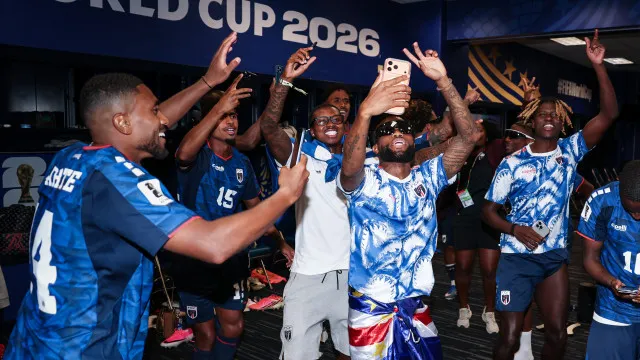 
                    Do relvado à festa rija no balneário. As imagens da glória de Cabo Verde
                