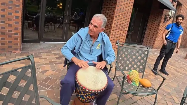 
                    Carlos Queiroz lidera a música no Gana antes do duelo contra Croácia
                