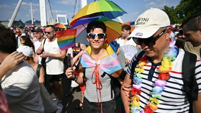 
                    Dezenas de milhares de pessoas na marcha do Orgulho LGBTQ+ em Budapeste
                