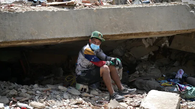 Venezuela. Pai e filho resgatados vivos de escombros em Caraballeda