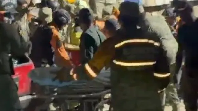 
                    Menino de 11 anos encontrado vivo três dias após sismos na Venezuela
                