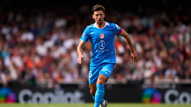 Desfeito o mistério. Lenglet é o central que vai reforçar o Benfica