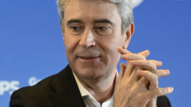 
                    Carneiro reclama vitória do PS e pede a Montenegro que 