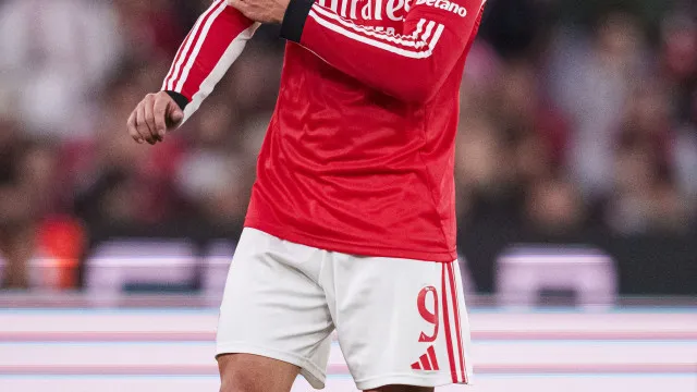 
                    Atenção, Benfica. Clube da Liga dos Campeões pergunta por Franjo Ivanovic
                