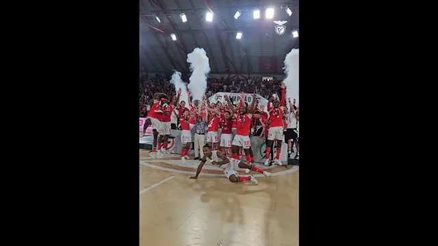 
                    Benfica conquista bicampeonato no futsal e festeja assim... ante Sporting
                
