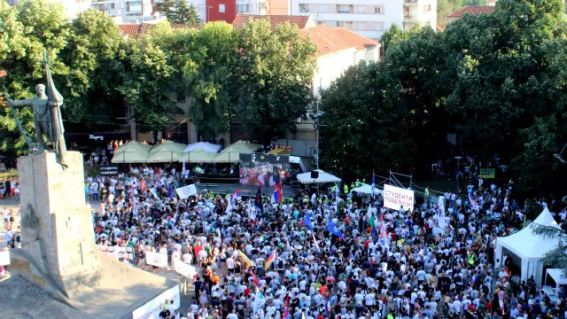 
                    Protesto na Sérvia contra governo e presidente (que quer demitir-se)
                