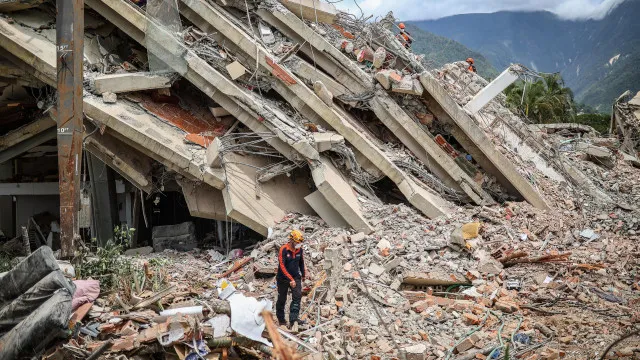 
                    Número de mortos após sismos na Venezuela sobe para 4.829
                