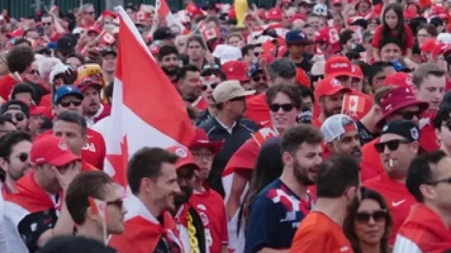 
                    A festa rija dos adeptos do Canadá após o apuramento para os 'oitavos'
                