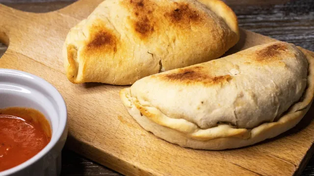
                    Pastel de frango cremoso: Receita dos hot pockets americanos com legumes
                