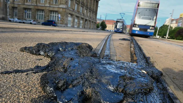
                    Ver para crer? Onda de calor na Alemanha fez derreter carris do elétrico
                