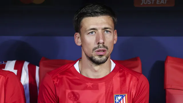 Clément Lenglet já se encontra em Portugal para reforçar o Benfica
