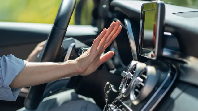 
                    Vêm aí dias de calor. Como poupar ao manter o carro fresco?
                