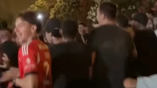 Loucura. Jogadores juntaram-se aos adeptos e festejaram o bicampeonato