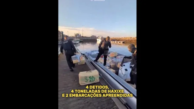 
                    As imagens da apreensão de 4 toneladas de haxixe na zona de Setúbal
                