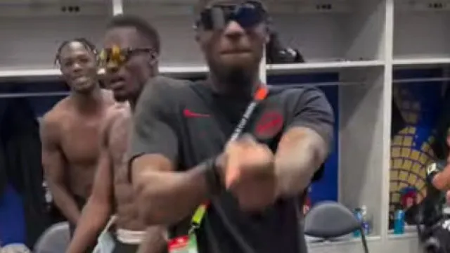 Nem a fratura na perna impediu Ismael Koné de dançar na festa do Canadá