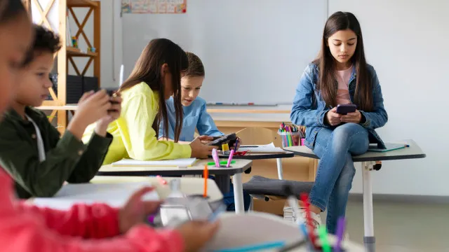 Acesso precoce às redes sociais tem impactos visíveis nas salas de aula