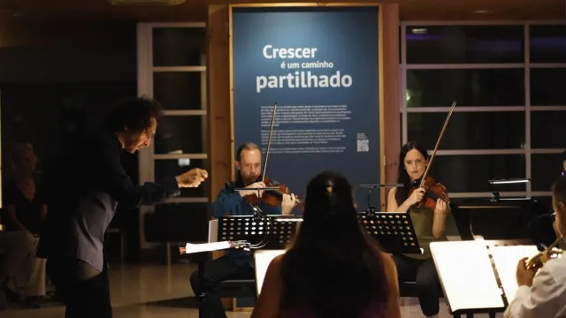 
                    Estoril Lisboa abre com Ensemble Darcos (e cancela Pç. do Comércio)
                
