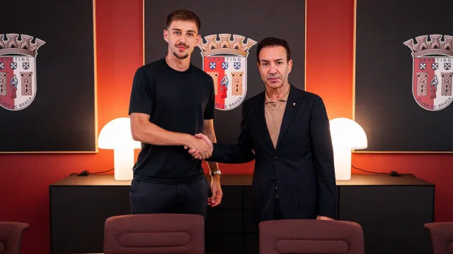 Oficial: Adrian Bajrami, ex-Benfica, assina pelo Sp. Braga até 2031