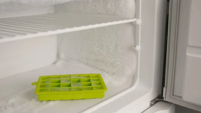 Porque é que os cubos de gelo ficam com um sabor estranho (e o que fazer)