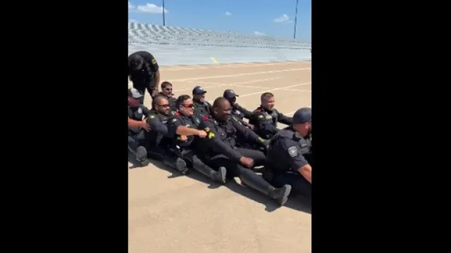 
                    Polícia de Dallas surpreende seleção da Noruega com... 