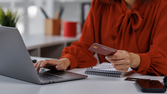 Três euros! A partir de hoje, há uma nova taxa em algumas compras online
